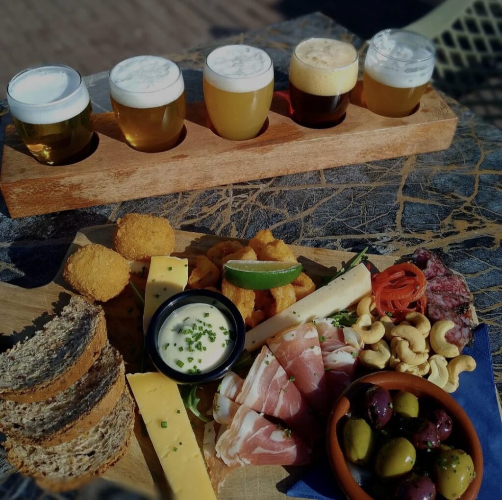 Biertafel mit Blick auf den Hafen von Scheveningen nar RIB-Powerboat-Fahrt Biertafel mit Blick auf den Hafen von Scheveningen nar RIB-Powerboat-Fahrt