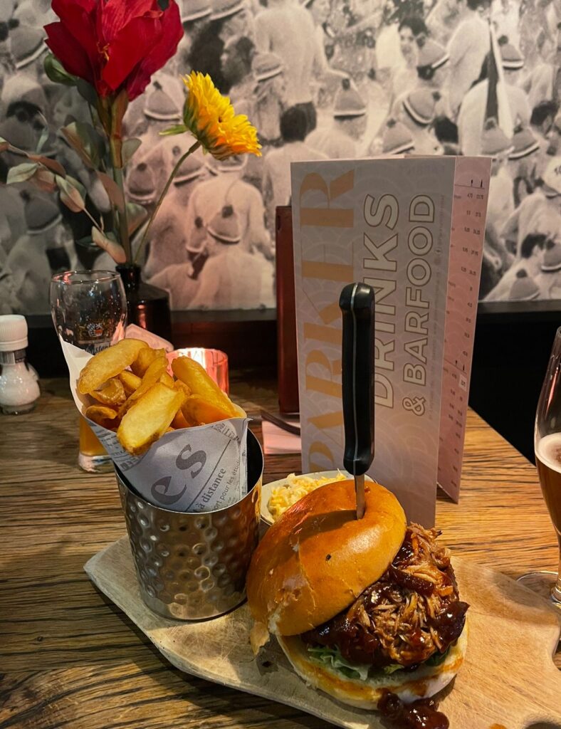 Kaffeearrangement, Mittag- oder Abendessen mit Blick auf den Hafen von Scheveningen nach einer Fahrt mit dem Rippenmotorboot Kaffeearrangement, Mittag- oder Abendessen mit Blick auf den Hafen von Scheveningen nach einer Fahrt mit dem Rippenmotorboot