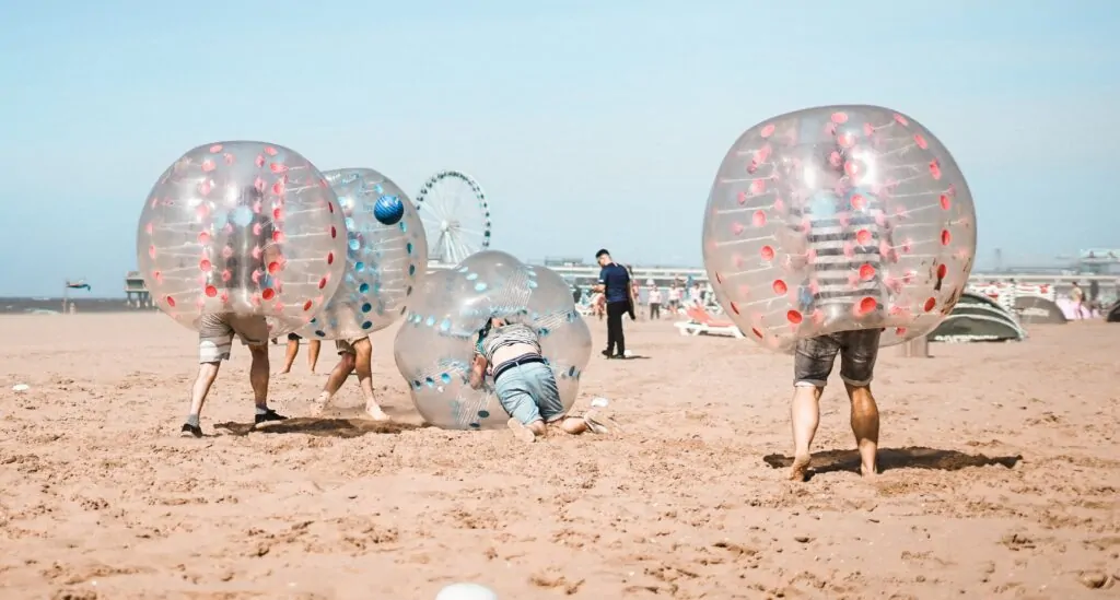 Bubble Football op het strand van Scheveningen na ribvaren